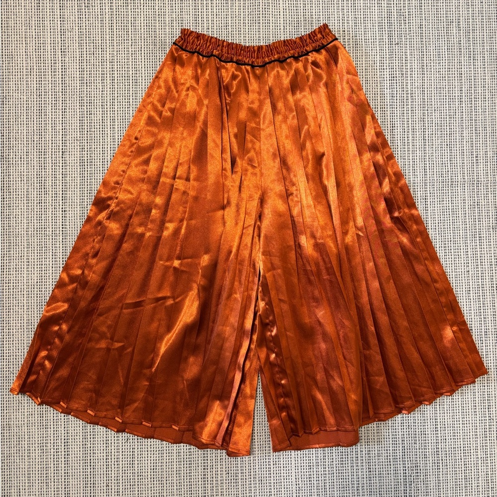 Satin pleated pants